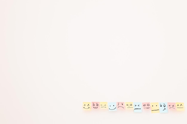 Vue de dessus des cartes papier avec divers smileys sur fond blanc