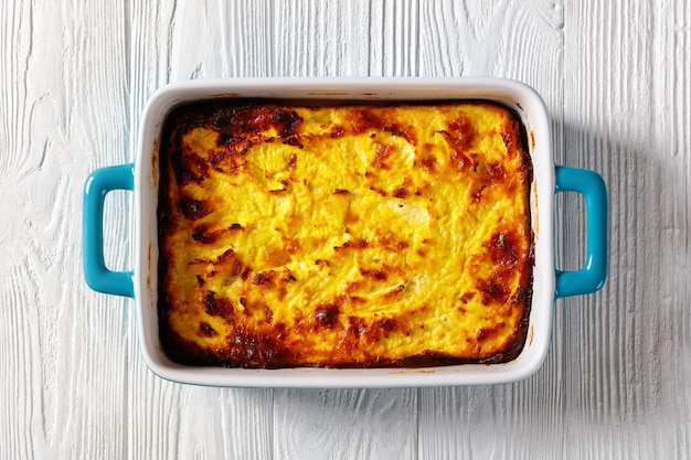 Vue de dessus de casserole de fromage cottage aux abricots secs