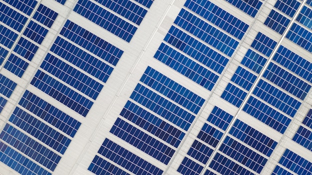 La Vue De Dessus Des Cellules Solaires Sur Le Toit Prises Avec Les Drones