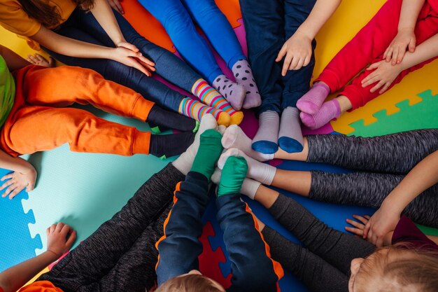 Vue de dessus cercle de jeunes enfants dans des vêtements colorés