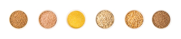 Vue de dessus des céréales et des graines dans des assiettes rondes en céramique Riz aux lentilles Flocons d'avoine Pois Sarrasin