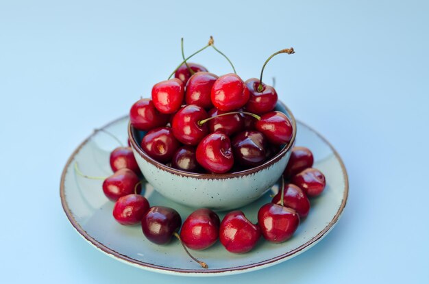 Vue de dessus de cerise douce rouge sur plaque bleue se bouchent. Végétalien, concept de cuisine d'été. Régime équilibré