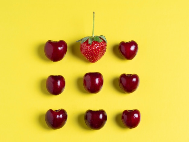 Vue de dessus des cerises et des fraises en forme de carré