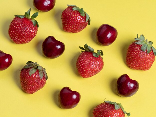 Vue de dessus des cerises et des fraises de forme carrée. Alimentation saine, cuisine végétarienne, fruits frais, mise à plat