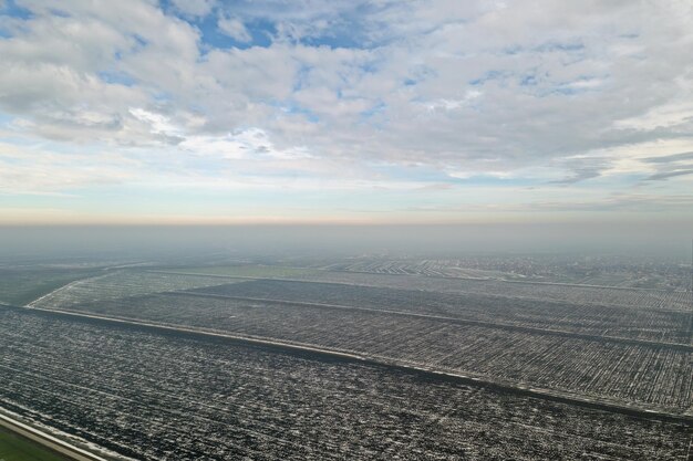 Vue de dessus des champs agricoles couverts de neige.