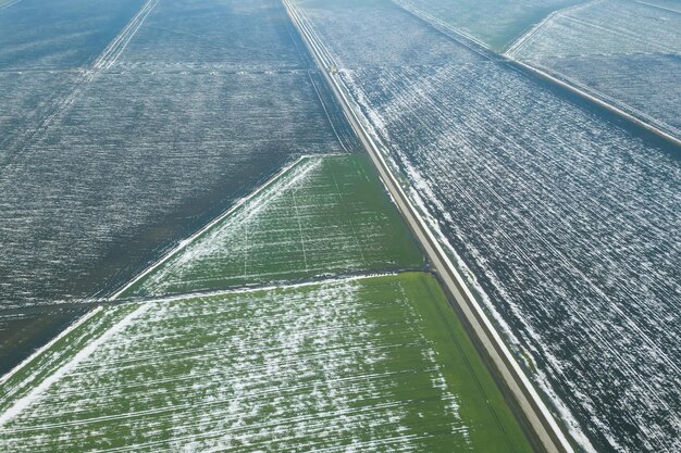 Vue de dessus des champs agricoles couverts de neige.