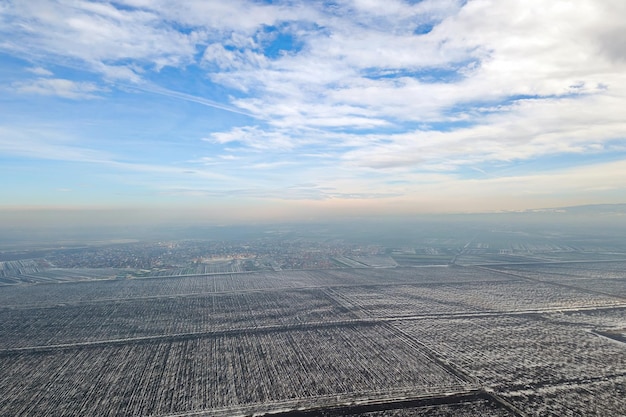 Vue de dessus des champs agricoles couverts de neige.