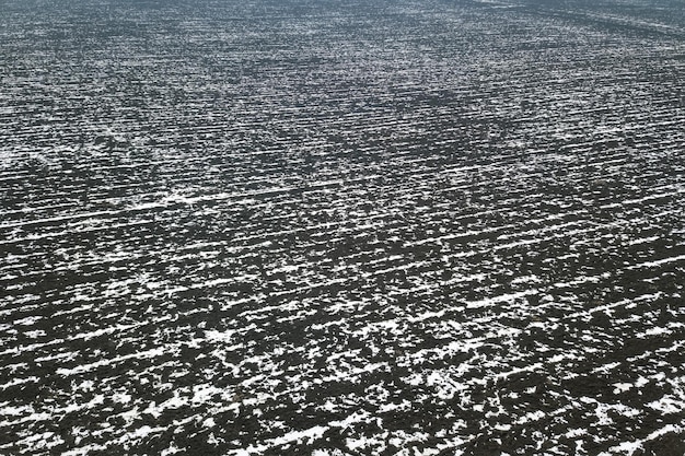 Vue de dessus des champs agricoles recouverts de neige