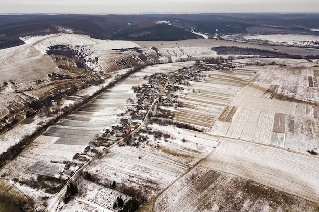 Vue de dessus des champs enneigés vides