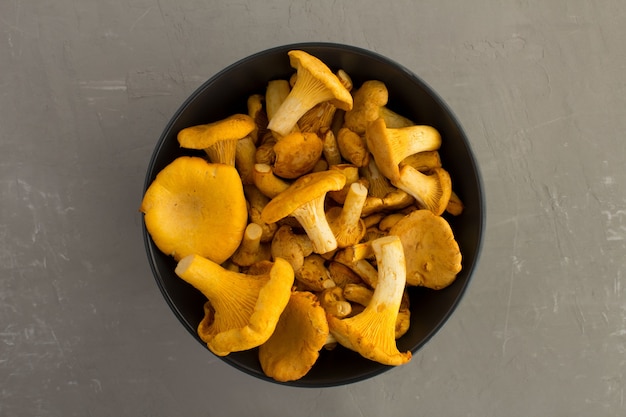 Vue De Dessus Des Chanterelles Crues Dans Le Bol Noir