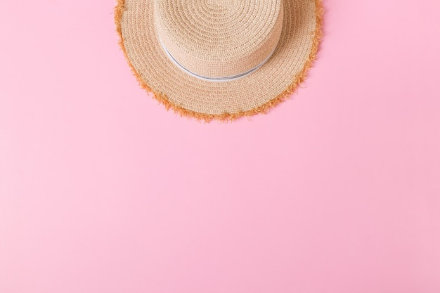 Vue de dessus de chapeau de paille rétro jaune avec espace de copie. concept d'été sur fond rose.