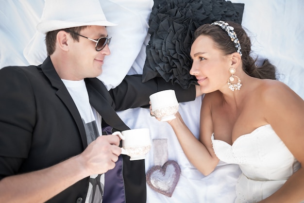 Photo vue de dessus d'un charmant jeune couple marié