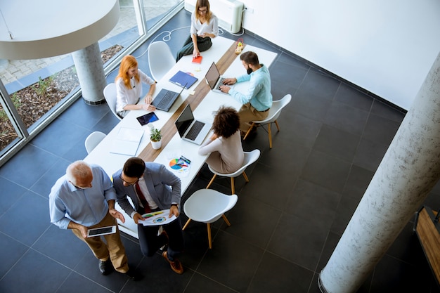 Vue de dessus chez les gens d&#39;affaires au bureau