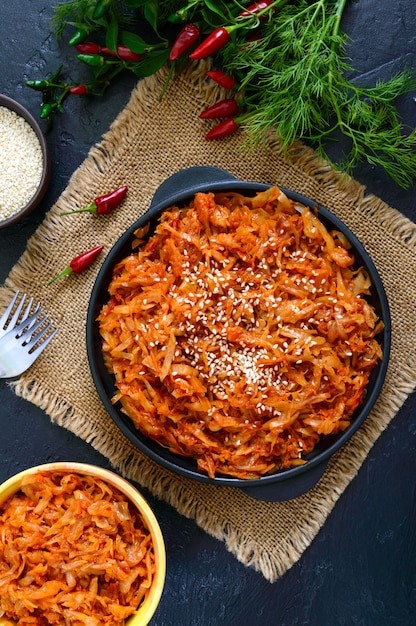 Vue de dessus chou braisé avec sauce tomate