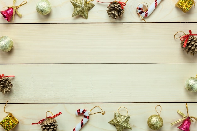 Vue de dessus Chrismas décoration et ornement sur table en bois avec copie.