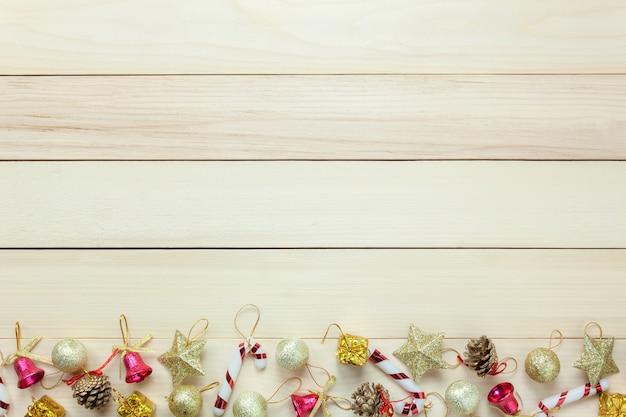 Vue de dessus Chrismas décoration et ornement sur table en bois avec copie.