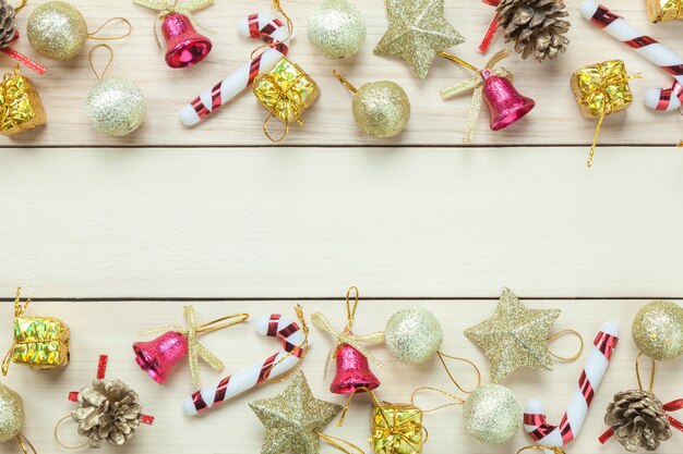 Vue de dessus Chrismas décoration et ornement sur table en bois avec copie.