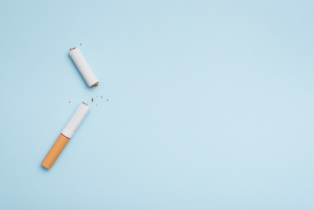 Vue De Dessus D'une Cigarette Cassée Sur Fond Bleu