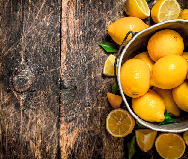 Vue de dessus sur les citrons mûrs, beaux et délicieux