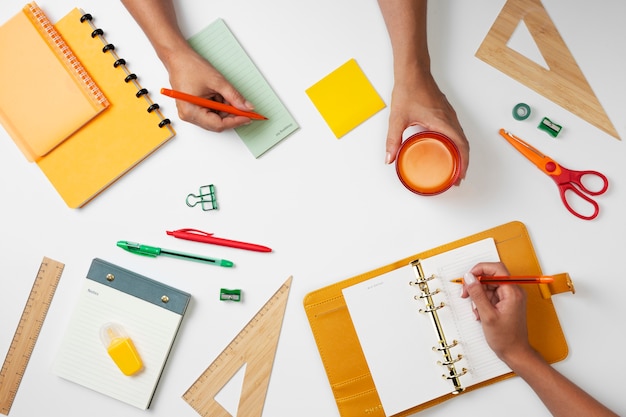 Photo vue de dessus sur le classeur à anneaux avec accessoires