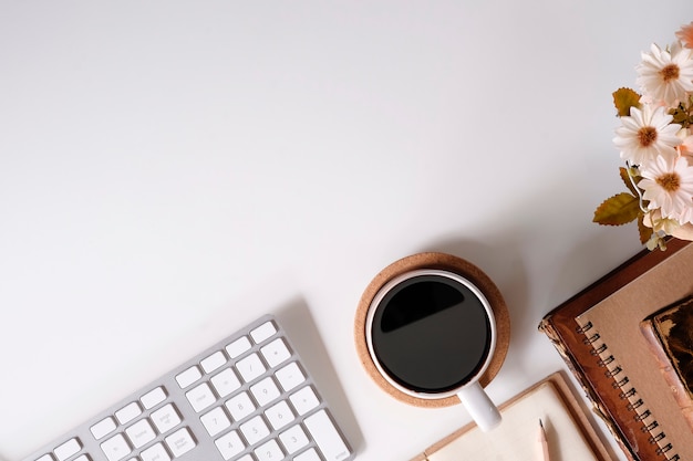 Vue De Dessus Clavier De L'ordinateur De Bureau, Livres, Crayon Et Tasse à Café Sur L'espace De Travail.