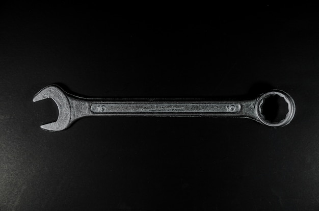 Photo vue de dessus d'une clé en argent sur fond noir
