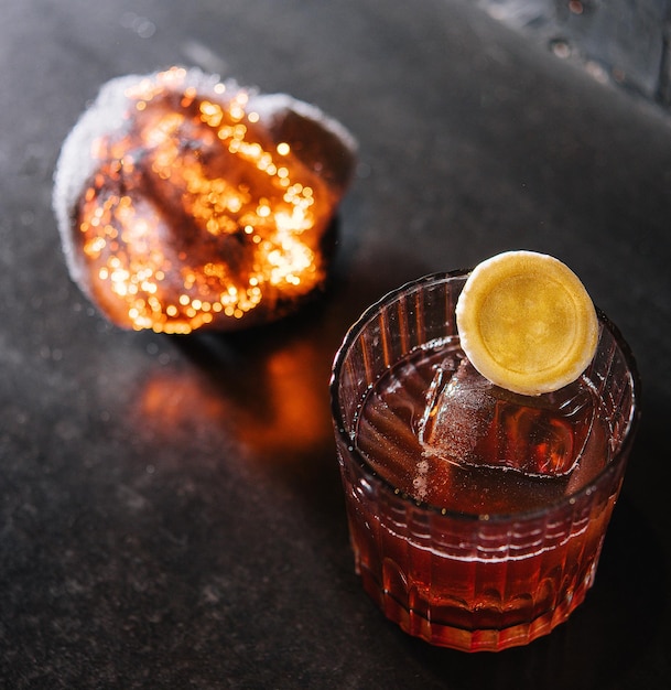 Vue de dessus de cocktail rafraîchissant au gin negroni