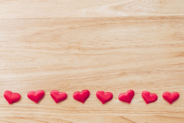 Vue de dessus coeur rouge sur fond de table en bois