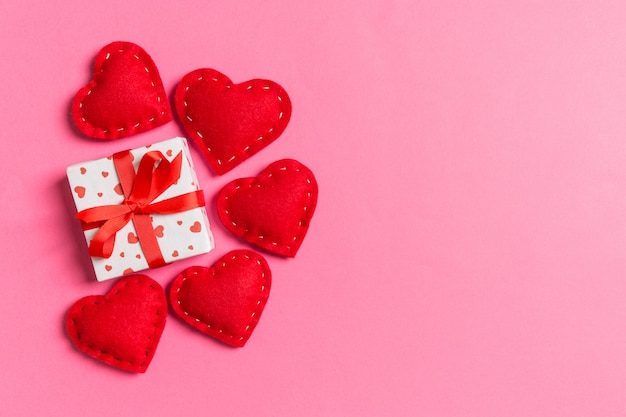 Vue de dessus des coffrets cadeaux et des coeurs en textile rouge. Concept de la Saint-Valentin avec espace copie