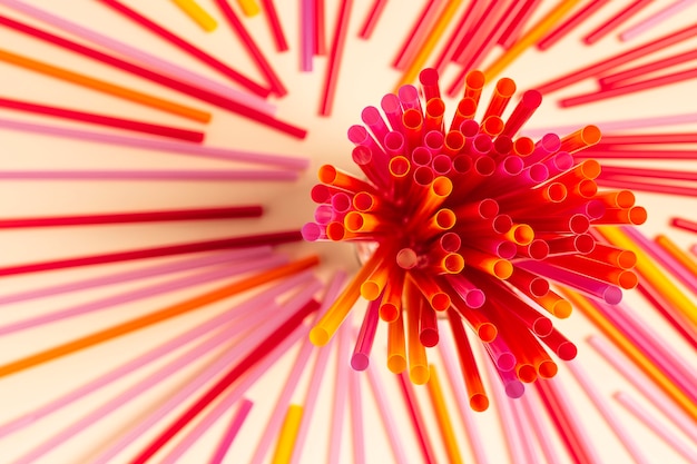 Photo vue de dessus collection de paille en plastique coloré