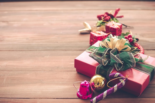 Vue de dessus de la composition de Noël avec des coffrets cadeaux, boule sur fond en bois et espace de copie. Accessoires du concept de Noël et du nouvel an.