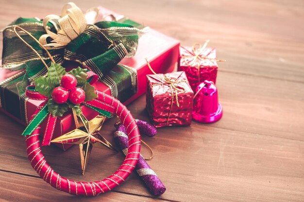 Vue de dessus de la composition de Noël avec des coffrets cadeaux sur fond en bois et espace de copie. Accessoires du concept de Noël et du nouvel an.