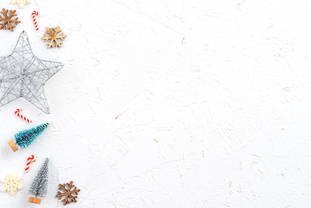 Vue de dessus de la composition d'ornement de décoration de vacances de Noël avec arbre de Noël, étoile de cadeau, homme en pain d'épice à plat avec copie espace isolé sur blanc