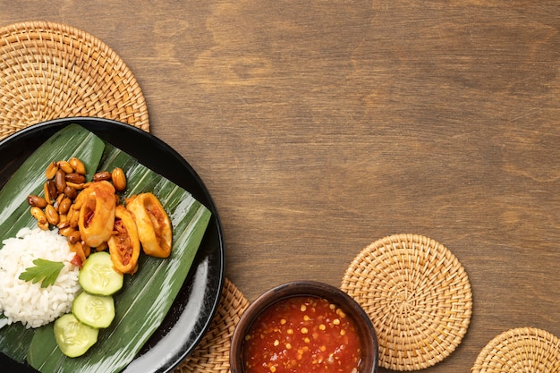 Photo vue de dessus de la composition traditionnelle du repas nasi lemak