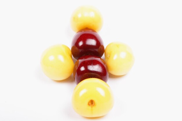 Vue de dessus Concept de cuisine végétarienne Rouge et jaune cerises douces isolé sur fond blanc