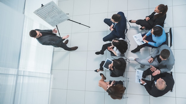 Vue de dessus. le conférencier pose des questions lors de la présentation commerciale