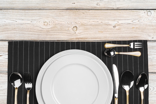 Vue de dessus de la configuration de la table sur une table en bois sombre