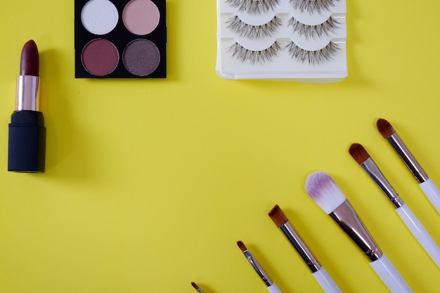 Vue de dessus de la cosmétique féminine sur fond jaune.