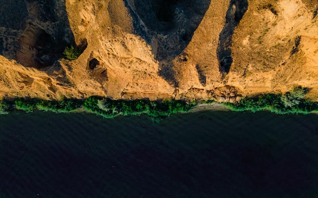 Vue de dessus de la côte de la mer avec l'érosion des sols