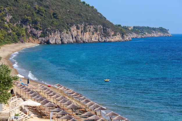 Vue de dessus de la côte de la mer Égée et de la plage d'été (Sithonia, Chalcidique, Grèce).