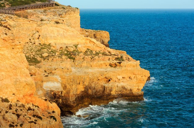 Vue de dessus de la côte rocheuse de l'Atlantique en soirée (district de Lagoa, Algarve, Portugal).