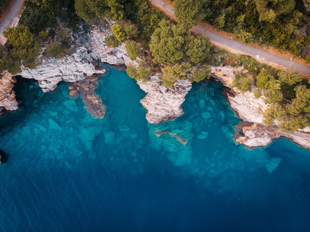 Vue de dessus de la côte rocheuse de la mer Adriatique cristalline