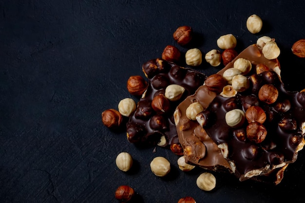 Vue de dessus en coupe sur une barre de chocolat noir aux noisettes