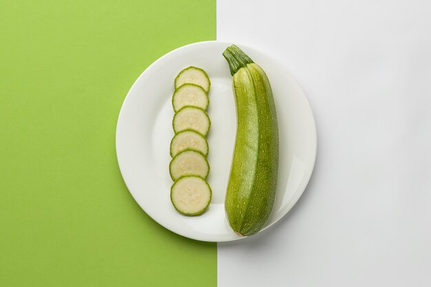 Photo vue de dessus des courgettes sur assiette