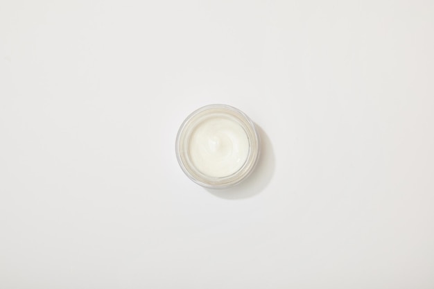 Vue de dessus de la crème cosmétique sur fond blanc