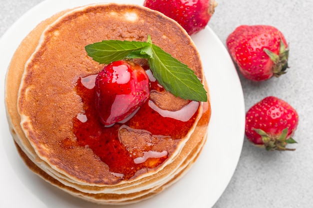 Vue De Dessus Des Crêpes Au Sirop De Fraise