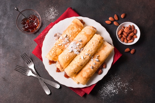 Vue de dessus des crêpes de Noël aux amandes