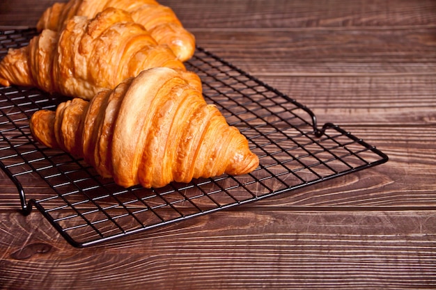 Vue de dessus des croissants frais sur une grille de cuisson