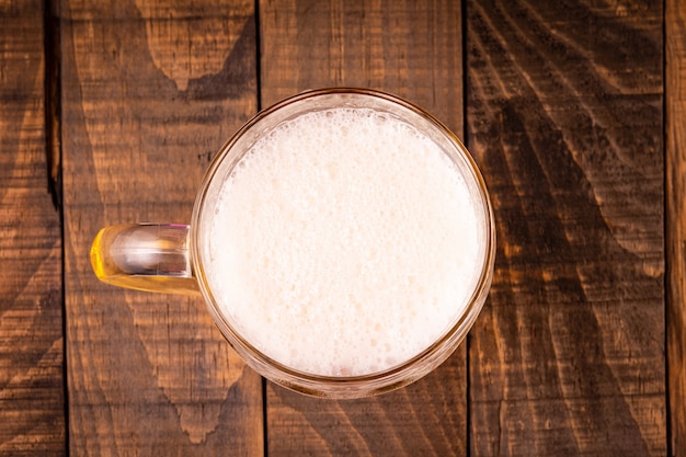 Vue de dessus d'une cruche de bière très froide. Concept pour la fête de l'oktoberfest.