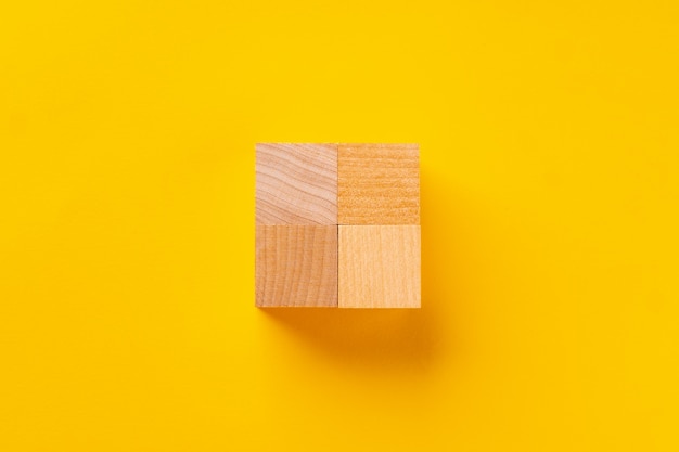 Vue de dessus des cubes en bois sur fond jaune